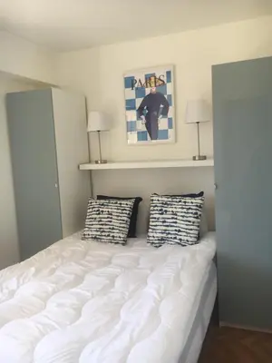 Un ou plusieurs lits dans un hébergement de l'établissement Beautiful Apartment With Gardenlk