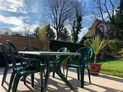 Jardin de l'établissement VILLA 600m de la plage calme Location possible à partir de 3 nuitées, pouvant accueillir 6-8 pers Activités nautiques randonnée vélo pêche golf casinos