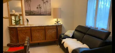 Coin salon dans l'établissement VILLA 600m de la plage calme Location possible à partir de 3 nuitées, pouvant accueillir 6-8 pers Activités nautiques randonnée vélo pêche golf casinos