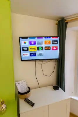 Télévision ou salle de divertissement dans l'établissement Le First - proche Naval Group -