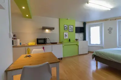 Cuisine ou kitchenette dans l'établissement Le First - proche Naval Group -