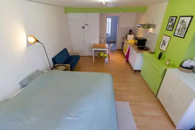 Cuisine ou kitchenette dans l'établissement Le First - proche Naval Group -