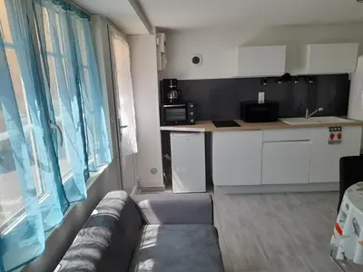Cuisine ou kitchenette dans l'établissement F2 RDC promo cour Courseulles sur mer