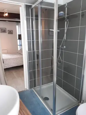 Salle de bains dans l'établissement Appartement Haute Ville meublé avec cour privative