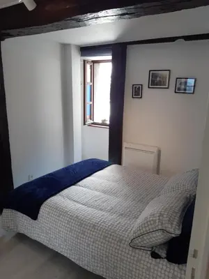 Un ou plusieurs lits dans un hébergement de l'établissement Appartement Haute Ville meublé avec cour privative