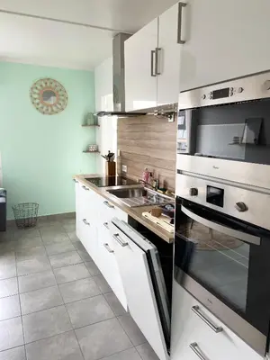 Cuisine ou kitchenette dans l'établissement « L’Olympe » - à 300 M de la plage