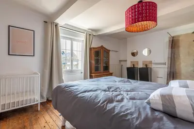 Un ou plusieurs lits dans un hébergement de l'établissement L'escalier rouge - Maison rénovée avec cour