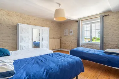 Un ou plusieurs lits dans un hébergement de l'établissement L'escalier rouge - Maison rénovée avec cour