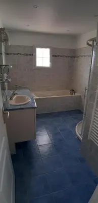 Salle de bains dans l'établissement Gîte 