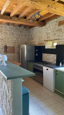Cuisine ou kitchenette dans l'établissement Maison en pleine nature proche plage Omaha Beach!