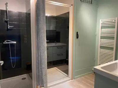 Salle de bains dans l'établissement Maison en pleine nature proche plage Omaha Beach!