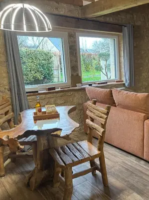 Coin salon dans l'établissement Gîte La Boulangerie de La Trigalle avec SPA privé