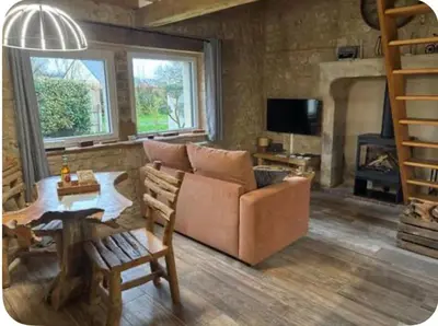 Télévision ou salle de divertissement dans l'établissement Gîte La Boulangerie de La Trigalle avec SPA privé