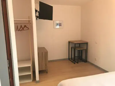 Télévision ou salle de divertissement dans l'établissement La Parenthèse de la Baie