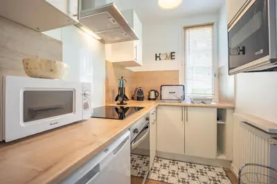 Cuisine ou kitchenette dans l'établissement Sword