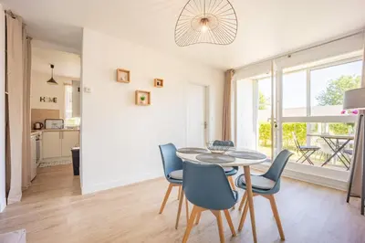 Cuisine ou kitchenette dans l'établissement Sword