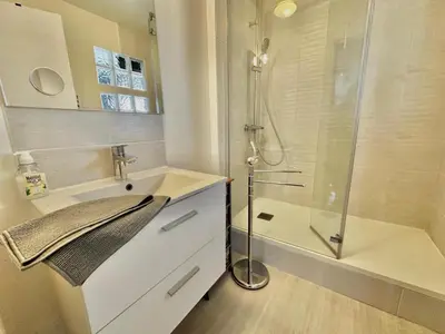 Salle de bains dans l'établissement Appartement près du port centre et plage - Vue mer