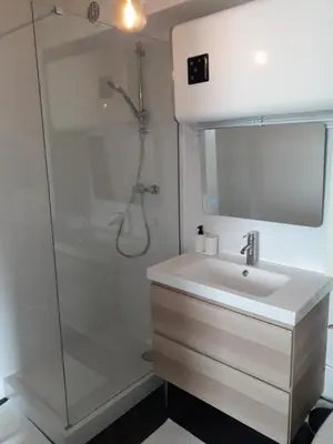 Salle de bains dans l'établissement Appartement avec terrasse, Cosy et Moderne - à deux pas de la plage !