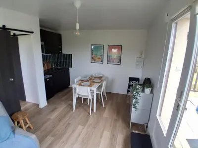 Télévision ou salle de divertissement dans l'établissement Appartement avec terrasse, Cosy et Moderne - à deux pas de la plage !