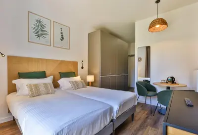 Un ou plusieurs lits dans un hébergement de l'établissement Hôtel & Spa FACE À LA MER