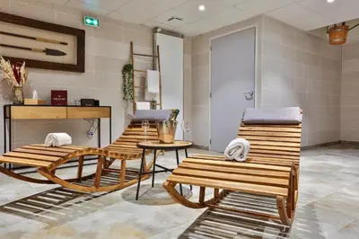 Coin salon dans l'établissement Hôtel & Spa FACE À LA MER