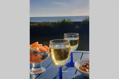 Boissons dans l'établissement Villa La Hautaise vue sur mer