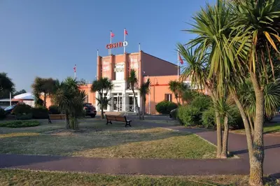 Jardin de l'établissement Villa La Hautaise vue sur mer