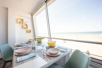 Vue générale sur la mer ou vue sur la mer prise depuis l'appartement