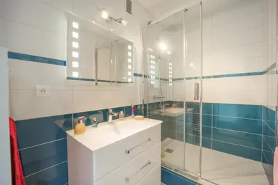 Salle de bains dans l'établissement Les Vagues