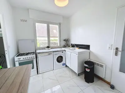 Cuisine ou kitchenette dans l'établissement Maison calme, proche plage et commerces à Jullouville, jardin clos, 3 chambres, idéale vacances - FR-1-361-381