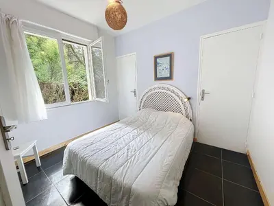 Un ou plusieurs lits dans un hébergement de l'établissement Maison calme, proche plage et commerces à Jullouville, jardin clos, 3 chambres, idéale vacances - FR-1-361-381