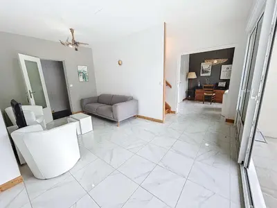 Coin salon dans l'établissement Maison calme, proche plage et commerces à Jullouville, jardin clos, 3 chambres, idéale vacances - FR-1-361-381