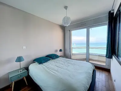 Un ou plusieurs lits dans un hébergement de l'établissement Charmant T2 en front de mer, 4 pers., ascenseur, garage, Wi-Fi - FR-1-361-383