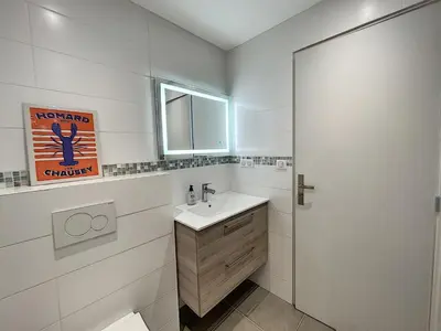 Salle de bains dans l'établissement Charmant T2 en front de mer, 4 pers., ascenseur, garage, Wi-Fi - FR-1-361-383
