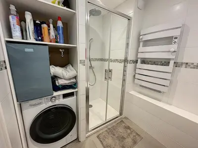Salle de bains dans l'établissement Charmant T2 en front de mer, 4 pers., ascenseur, garage, Wi-Fi - FR-1-361-383