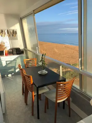 Vue générale sur la mer ou vue sur la mer prise depuis l'appartement