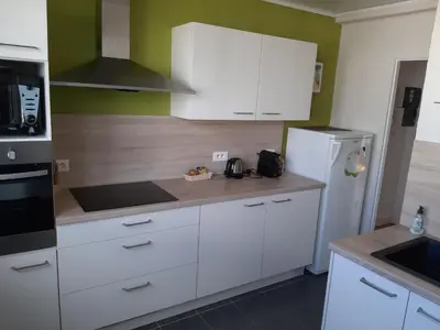 Cuisine ou kitchenette dans l'établissement Appartement lumineux idéalement situé à proximité de musées équipements sportifs salle de spectacle commerces