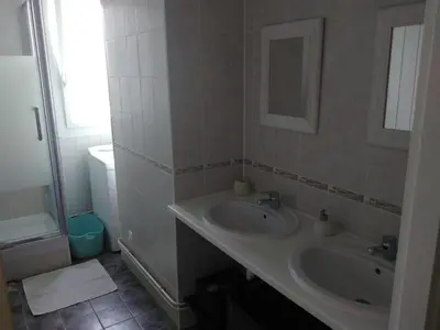 Salle de bains dans l'établissement Appartement lumineux idéalement situé à proximité de musées équipements sportifs salle de spectacle commerces