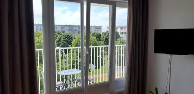Télévision ou salle de divertissement dans l'établissement Appartement lumineux idéalement situé à proximité de musées équipements sportifs salle de spectacle commerces