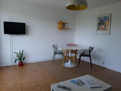 Télévision ou salle de divertissement dans l'établissement Appartement lumineux idéalement situé à proximité de musées équipements sportifs salle de spectacle commerces