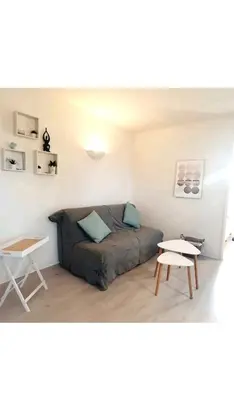 Coin salon dans l'établissement Appartement avec piscine, 100m plage et hypercentre