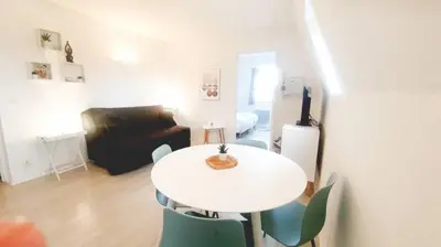 Coin salon dans l'établissement Appartement avec piscine, 100m plage et hypercentre