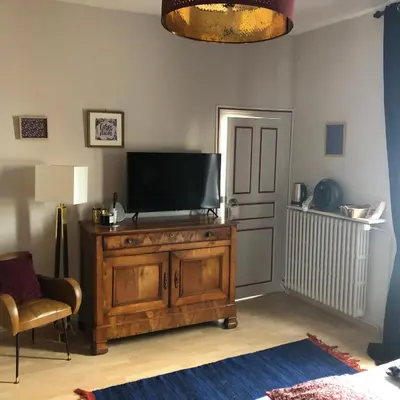 Télévision ou salle de divertissement dans l'établissement Villa des Roses