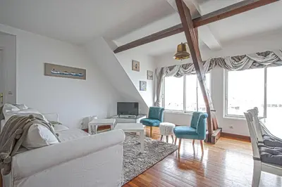 Coin salon dans l'établissement Côté cottage Apt 3 chambres bien équipé vue imprenable sur le port et la mer plein centre de Port en Bessin commerces et restaurants à pied proche Omaha Beach parking gratuit à proximité
