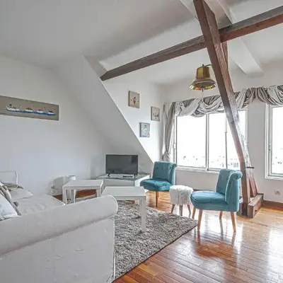 Côté cottage Apt 3 chambres bien équipé vue imprenable sur le port et la mer plein centre de Port en Bessin commerces et restaurants à pied proche Omaha Beach parking gratuit à proximité