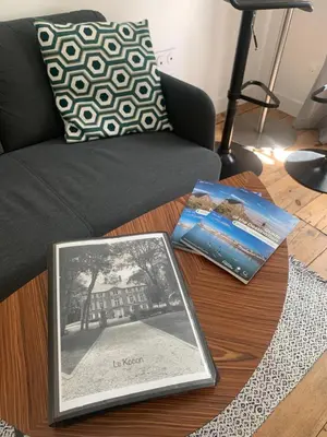 Coin salon dans l'établissement Le kocon, dans un écrin, le calme à la mer