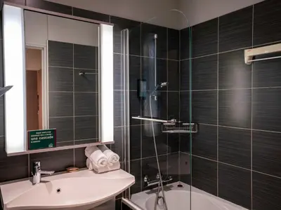 Salle de bains dans l'établissement B&B HOME Caen Centre Gare