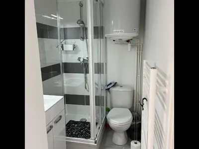 Salle de bains dans l'établissement Le Petit Normand - Studio avec jardin à 500 m de la plage