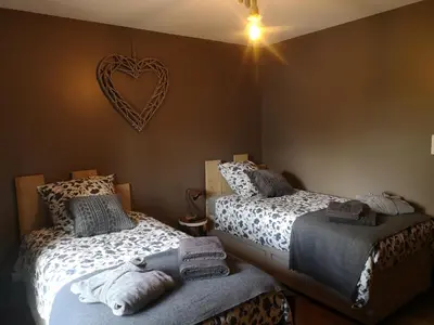 Un ou plusieurs lits dans un hébergement de l'établissement Gîte La Grange de La Trigalle avec spa professionnel privatif