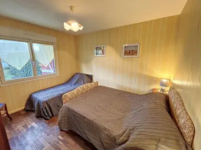 Un ou plusieurs lits dans un hébergement de l'établissement Maison de vacances avec jardin clos à 150m de la plage, idéale pour familles - FR-1-361-389